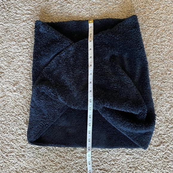 Oiselle cat lady infinity scarf navy - Picture 3 of 4